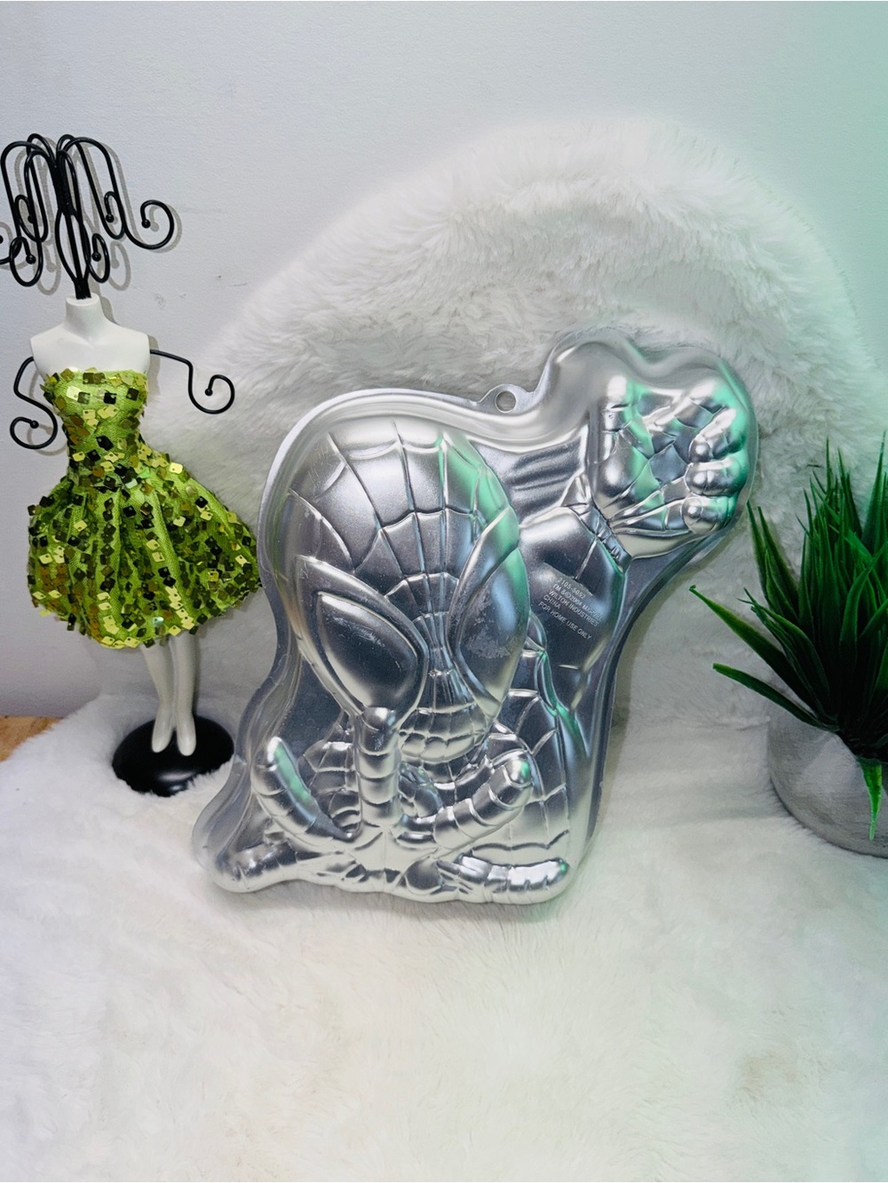 Marvel Silver Spider-Man Cake Pan - Picture 1 of 3